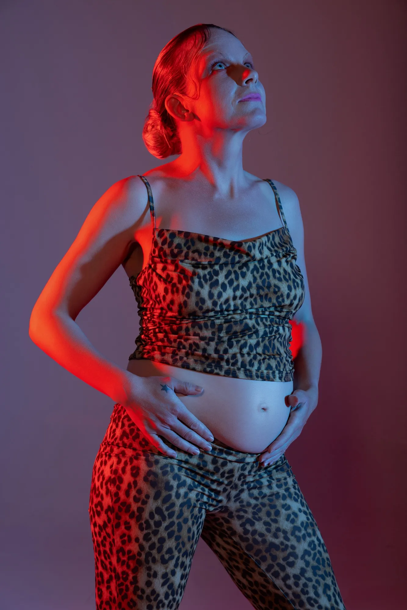 Studieværk — gravid model i leopardprint, cyberpunk-stil