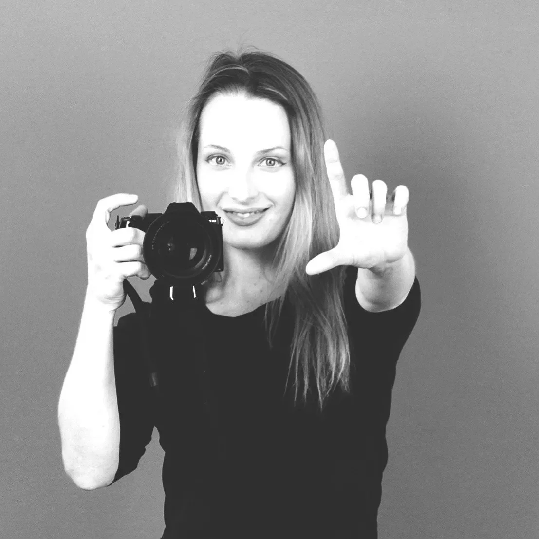 Molly Marina, fotograf og kunstnerisk leder af Gravid Art, sort/hvid selvportræt med kamera